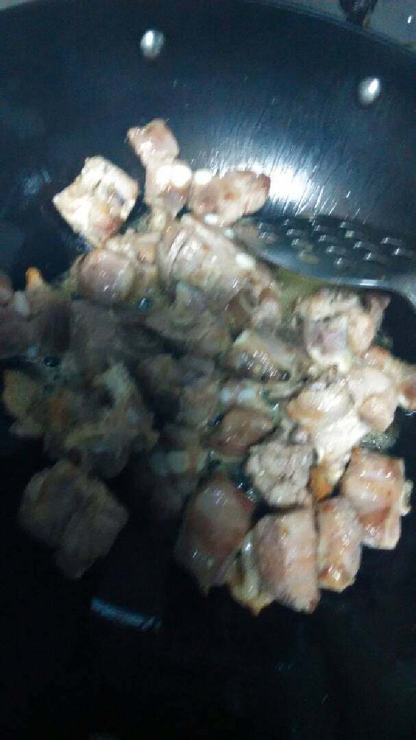 糖醋排骨,热锅下少许菜油烧至冒烟，下姜片爆香，下淹制好的排骨煎，煎至两面金黄。