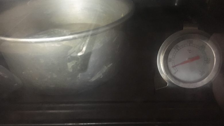 红糖发糕,在烤箱内或着温暖处发酵到两倍大,千万别发过头,会变酸啊
