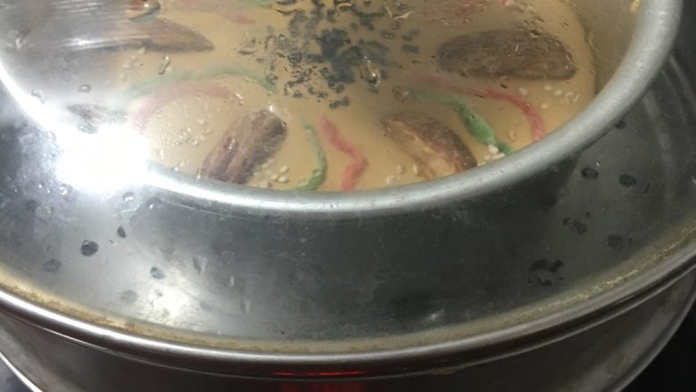 红糖发糕,冷水上锅,大火烧开后转小火蒸30分钟,再焖5分钟