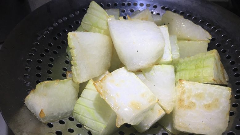 红烧冬瓜 下饭菜,冬瓜表面金黄,微微发软后,就可以捞出来了