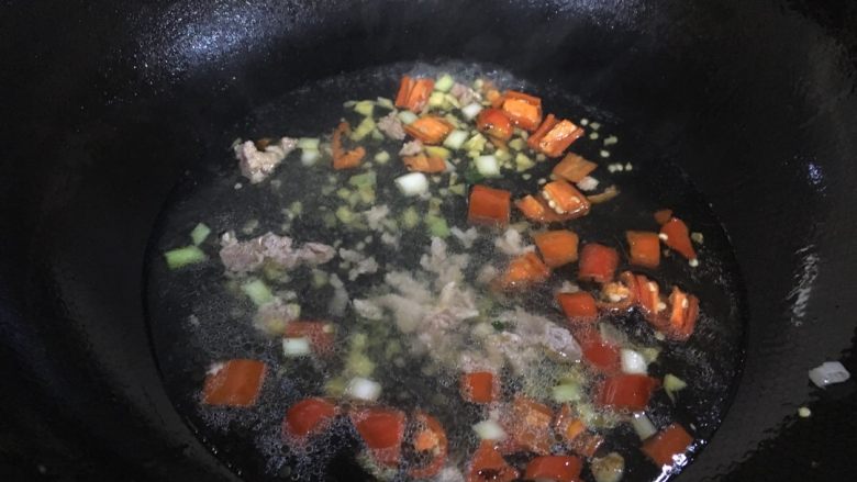 红烧冬瓜 下饭菜,肉末开始发白,辣椒炒香后,加水。加盐。