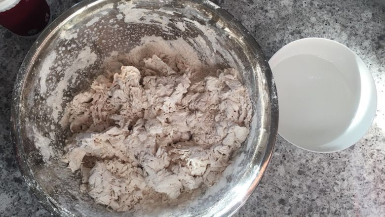 包饺子的技巧,水要一点点的加,让水与面均匀混合