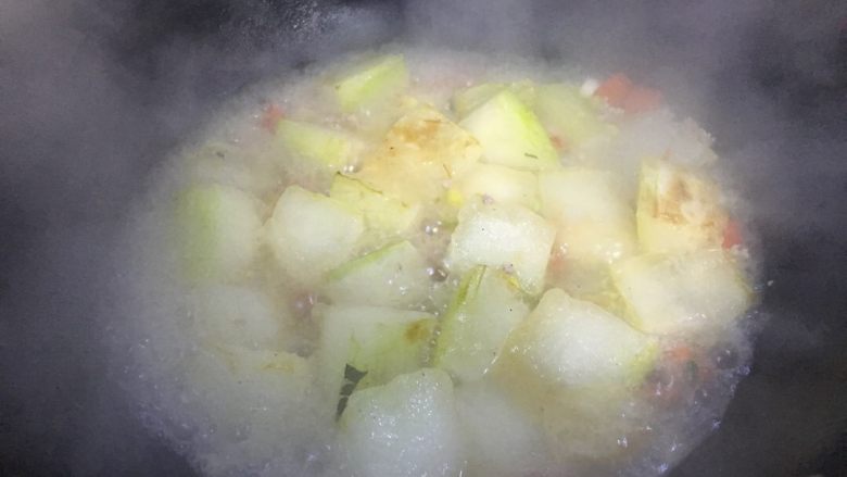 红烧冬瓜 下饭菜,不加锅盖煮一煮。看到冬瓜9成熟的时候,基本可以做好出锅准备了