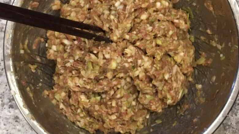 包饺子的技巧,在面粉开始醒的时候,可以做馅了。馅料的配料根据个人喜好添加但有些常识还是要清楚,一定要依据食材本身的味道来配置,比如:韭菜本身味道很冲了,所以不用再加葱姜蒜。比如禽肉类要放葱可以提味等等。有些人喜欢下五香粉或者十三香,所以包出的饺子都有十三香的味道了,反而喧宾夺主浪费了很多食材特有的香气