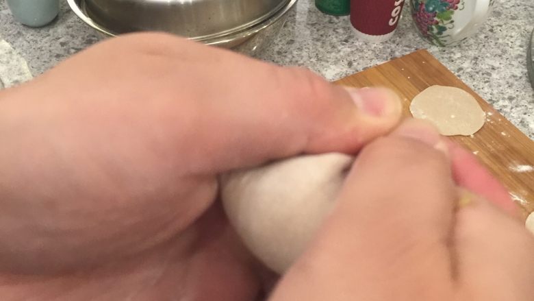 包饺子的技巧,这个包法是我比较喜欢的,我老爸就这么包,又快又漂亮,就是左手和右手的大拇指和食指同时向怀中挤压饺子,一下就包好了!