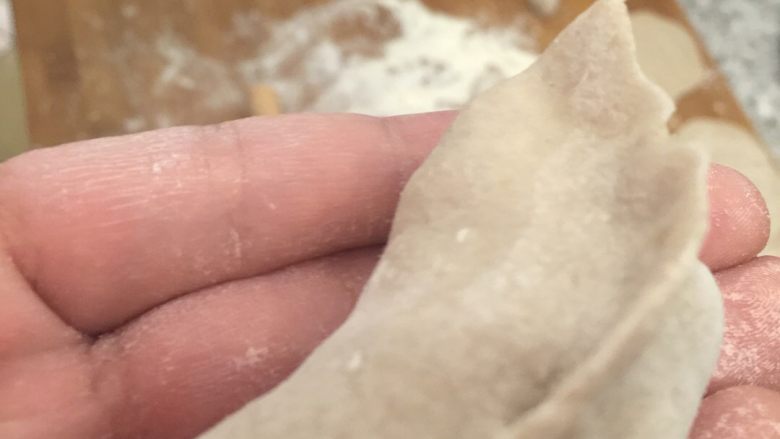 包饺子的技巧,这是捏饺子