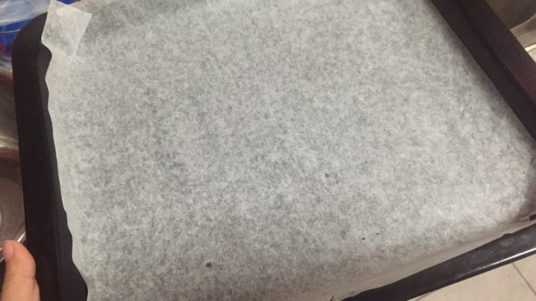 水果盒子蛋糕,先烤蛋糕!没有全家福了!哈哈!我都是现弄现称!
先把烤盘铺上油纸!