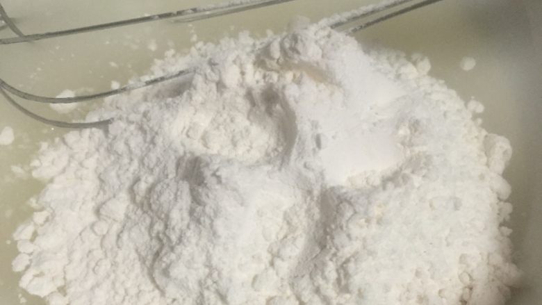 水果盒子蛋糕,筛入面粉!搅拌均匀!
我用的手动打蛋器!之字行搅拌!没有颗粒就好!不要过度搅拌出筋!