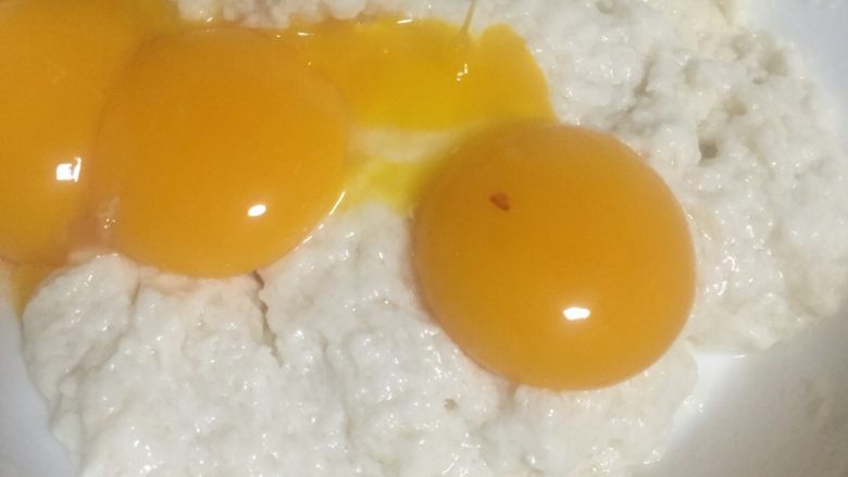 水果盒子蛋糕,加入鸡蛋黄!搅拌!也之字形吧!反正就是无规律的搅拌!搅拌均匀就可以!