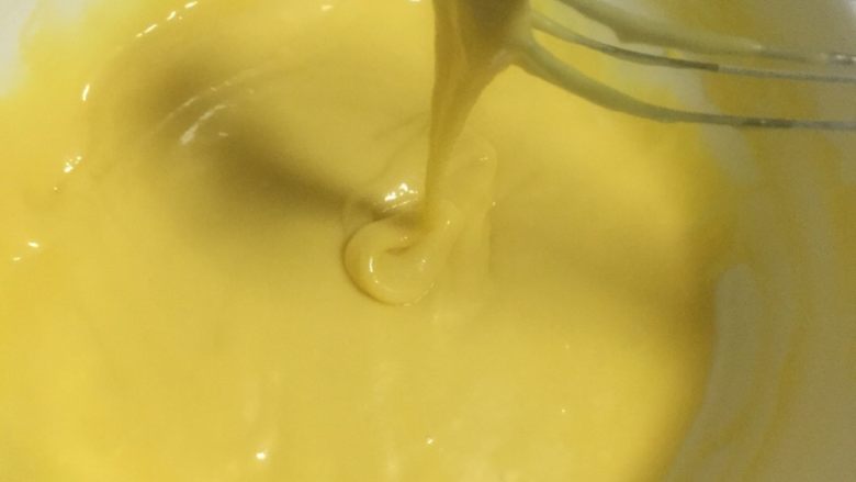 水果盒子蛋糕,搅拌完之后蛋黄糊充分乳化状态!