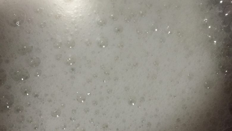 水果盒子蛋糕,蛋清加几滴柠檬汁或白醋!电动打蛋器打到大鱼眼泡时加3分之一的砂糖!
这时要预热烤箱了!180度预热10分钟!