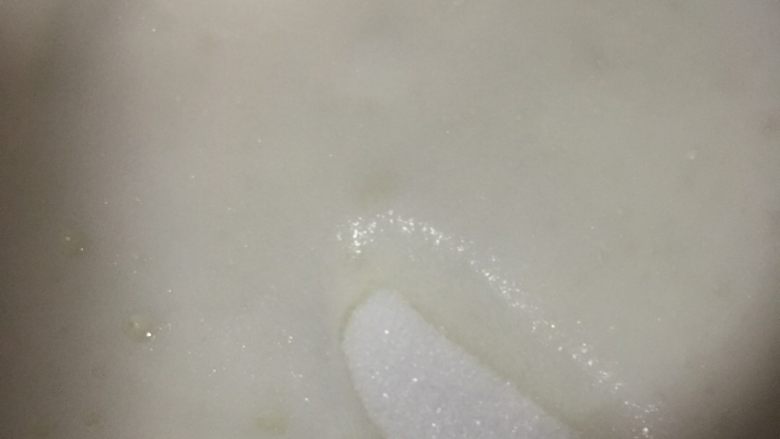 水果盒子蛋糕,打到细腻的泡时加入又3分之一的糖!