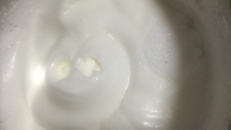 水果盒子蛋糕,打到出现纹路时加入剩下的糖!
