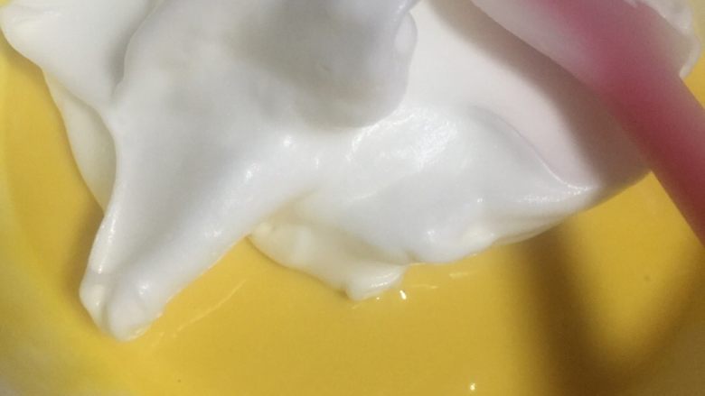 水果盒子蛋糕,取3分之一的蛋白倒入蛋黄糊中!