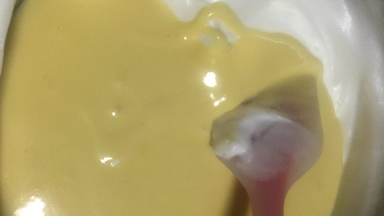 水果盒子蛋糕,把蛋黄糊倒入剩下的蛋清中!也是翻拌手法翻拌均匀!