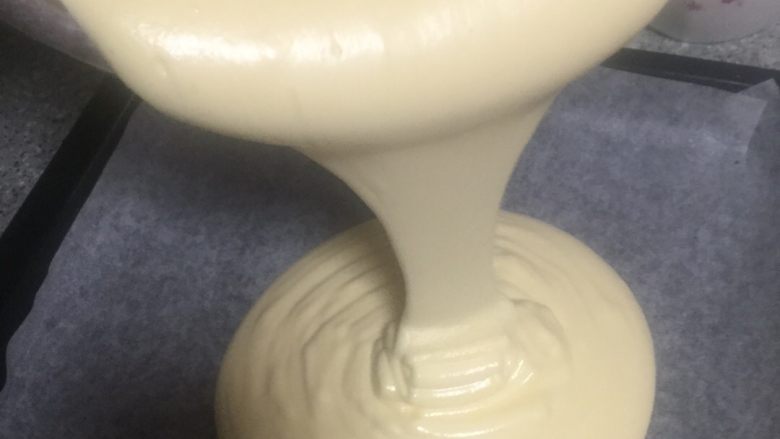 水果盒子蛋糕,拌好的蛋糊细腻光滑!从高处倒入烤盘中!
震出大气泡