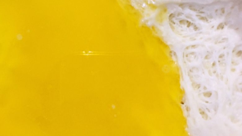 火腿披萨-一个专属于火腿的part🍕,黄油化开,放入醒好的面团