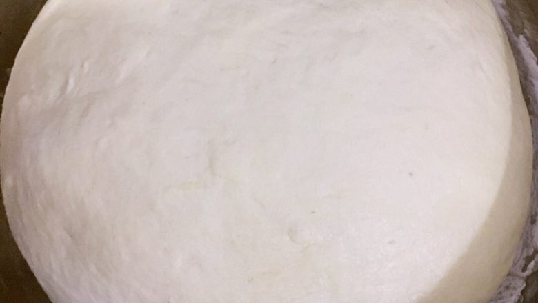 火腿披萨-一个专属于火腿的part🍕,和黄油活好的面团表面很光滑,继续醒半小时