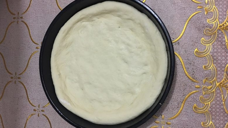 火腿披萨-一个专属于火腿的part🍕,然后幹成中间薄,周围后的面饼,然后披萨盘里刷上<a style='color:red;display:inline-block;' href='/shicai/ 851'>橄榄油</a>