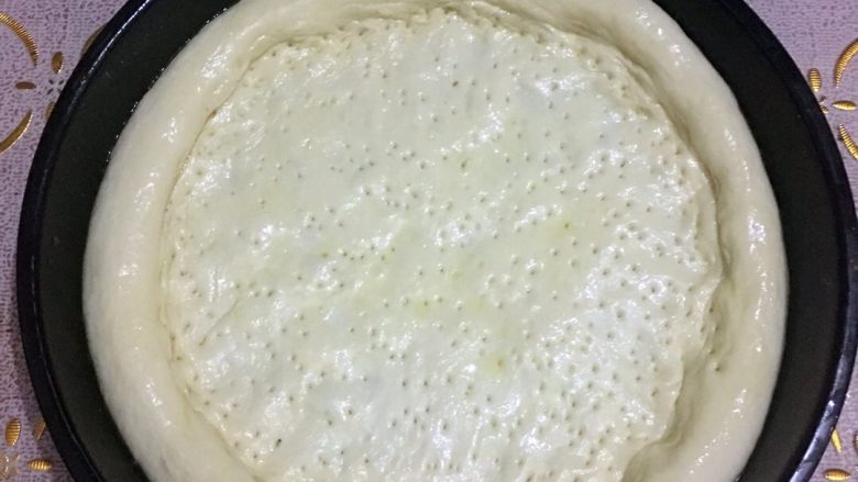 火腿披萨-一个专属于火腿的part🍕,然后扎孔,如图,表面再刷一层橄榄油