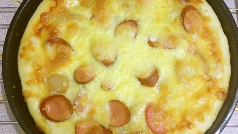 火腿披萨-一个专属于火腿的part🍕,当当当,成品出炉啦,色泽还不错吧😜