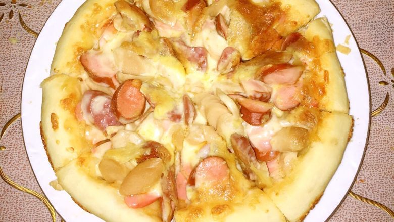 火腿披萨-一个专属于火腿的part🍕,切开,装盘啦😍