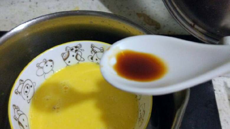 猪肝蒸鸡蛋羹,然后加入少许水,(不要过多,容易煮老。加鸡蛋差不多有碗的一半就可以。)锅里倒入大半碗水,把碗放入锅中倒入少许味极鲜或香油,盐(一种就可以了)