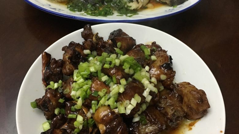 酸甜排骨,葱花切碎，<a style='color:red;display:inline-block;' href='/shicai/ 37'>姜</a>和排骨放水煮开5分钟，夹出来沥干水分