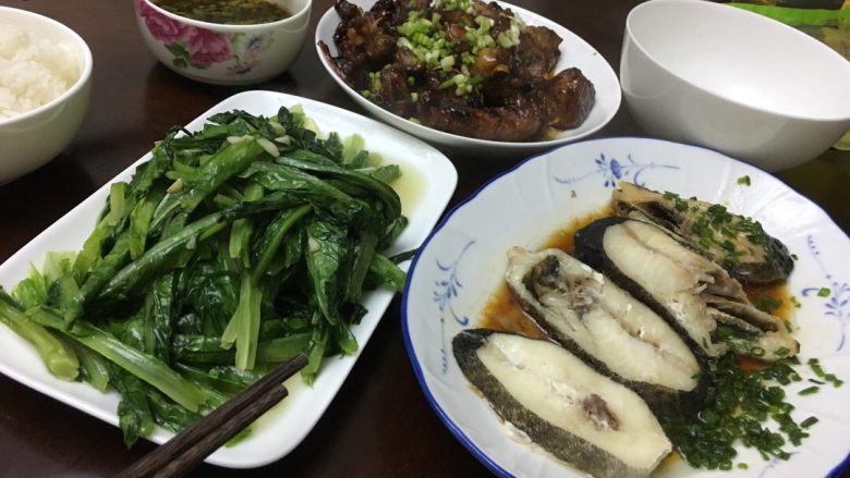 酸甜排骨,热锅，放入排骨炒干水分，盛出来，入油，蒜蓉爆香，放入排骨，加料酒，少许老抽，蚝油<a style='color:red;display:inline-block;' href='/shicai/ 715'>白醋</a><a style='color:red;display:inline-block;' href='/shicai/ 3729'>白糖</a>翻炒，撒入葱花即可