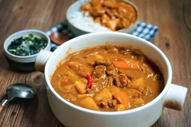 咖喱牛肉配饭,
锅中倒水没过所有食材,加盖煮至牛肉熟软,放入适量咖喱块拌匀,继续煮至汤汁浓稠。