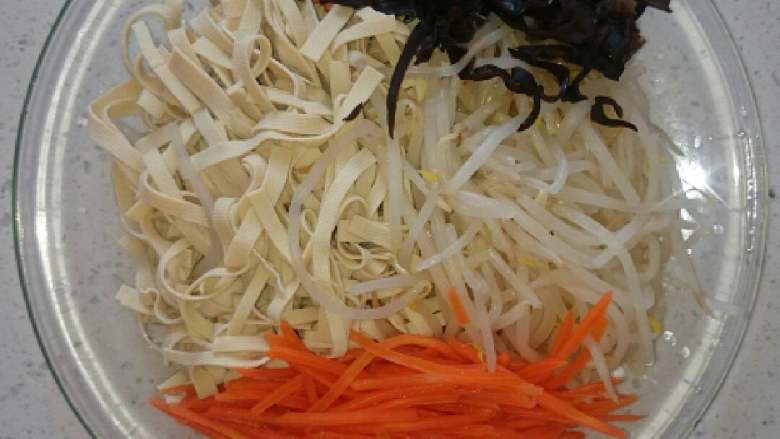 特色热拌菜,无水,装盘。