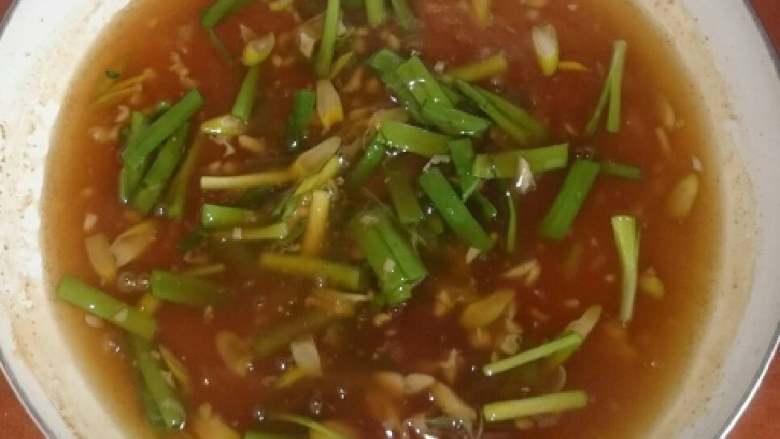 特色热拌菜,清水+葱蒜+酱油糖醋盐,水沸后加湿淀粉,韭菜,香油。