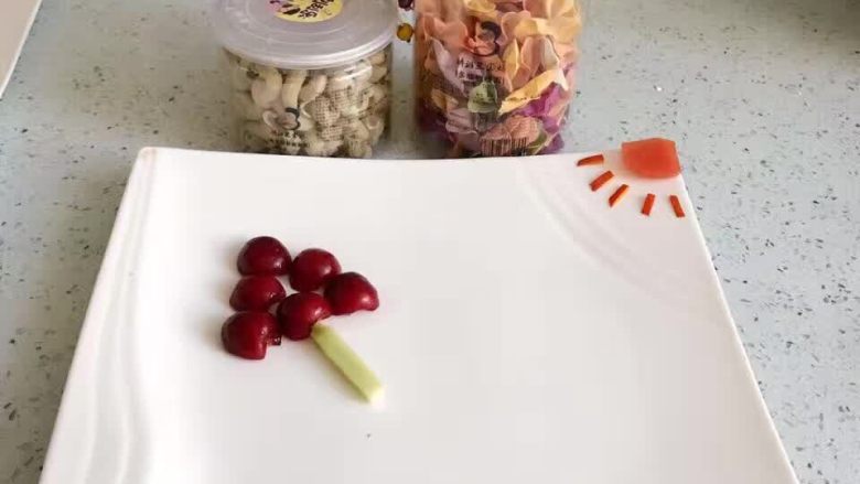 创意辅食---龙猫森林,<a style='color:red;display:inline-block;' href='/shicai/ 600'>樱桃</a>去核切开，摆成树的形状