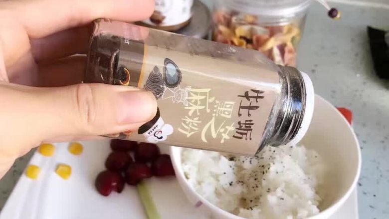 创意辅食---龙猫森林,将牡蛎粉倒入米饭里