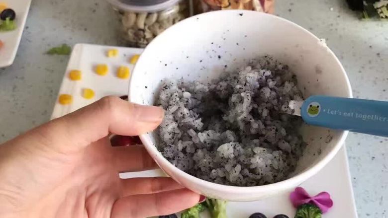 创意辅食---龙猫森林,牡蛎粉与米饭搅拌均匀