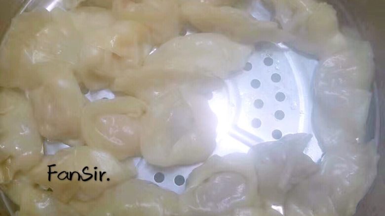 好吃不过【虾仁饺子】,放入蒸锅中,具体时间根据自己的锅大小和饺子量来定