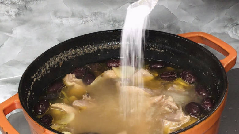 红枣香菇豚汤,90分钟后打开锅盖,加盐煮至入味