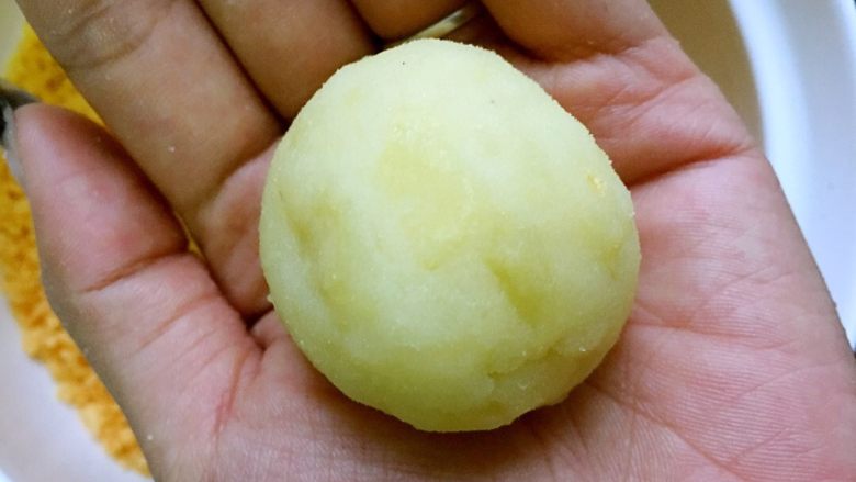 土豆泥芝士球-心里有内容丸子,团成圆球,然后放蛋液里混一下