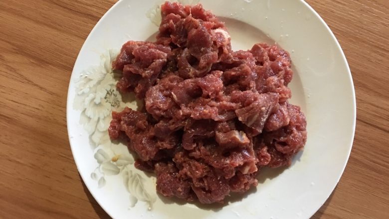 香芹炒牛肉,<a style='color:red;display:inline-block;' href='/shicai/ 216'>牛肉</a>切片，放入适量盐，淀粉，<a style='color:red;display:inline-block;' href='/shicai/ 717'>味精</a>腌制一会儿。