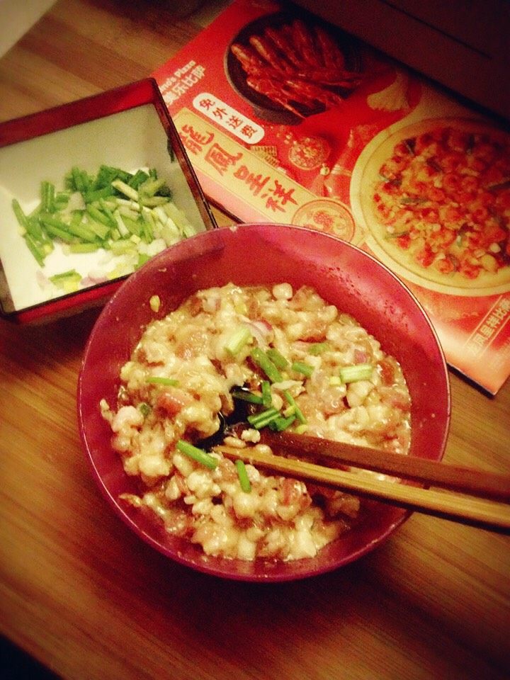 油面筋塞肉,肉末加洋葱,葱花,老抽,黑胡椒酱,淀粉加水和匀,搅拌