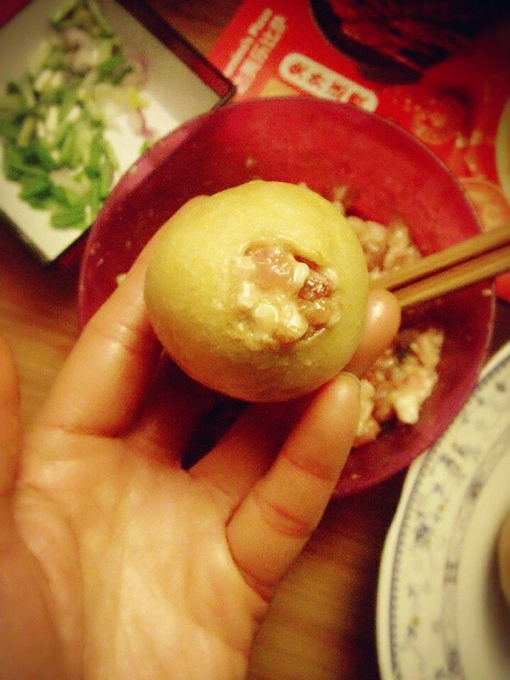 油面筋塞肉,把肉填满面筋,