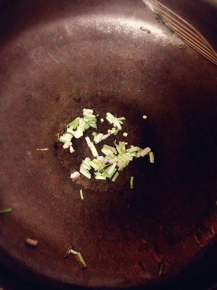 油面筋塞肉,葱花,洋葱末下油锅爆炒到香
