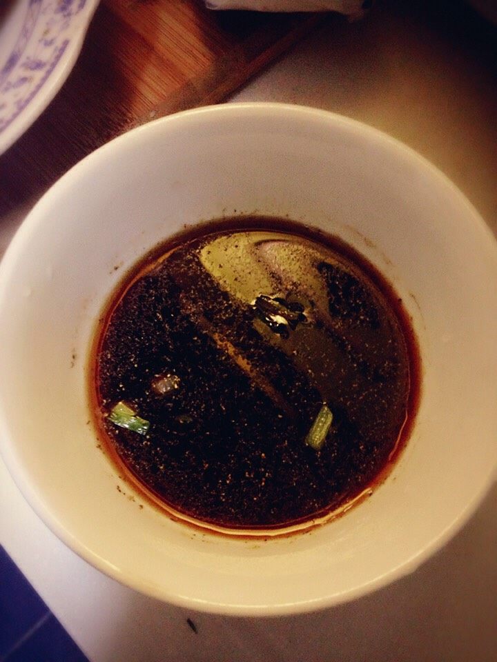 油面筋塞肉,调酱汁:老抽,料酒,小半碗水,下锅,中火