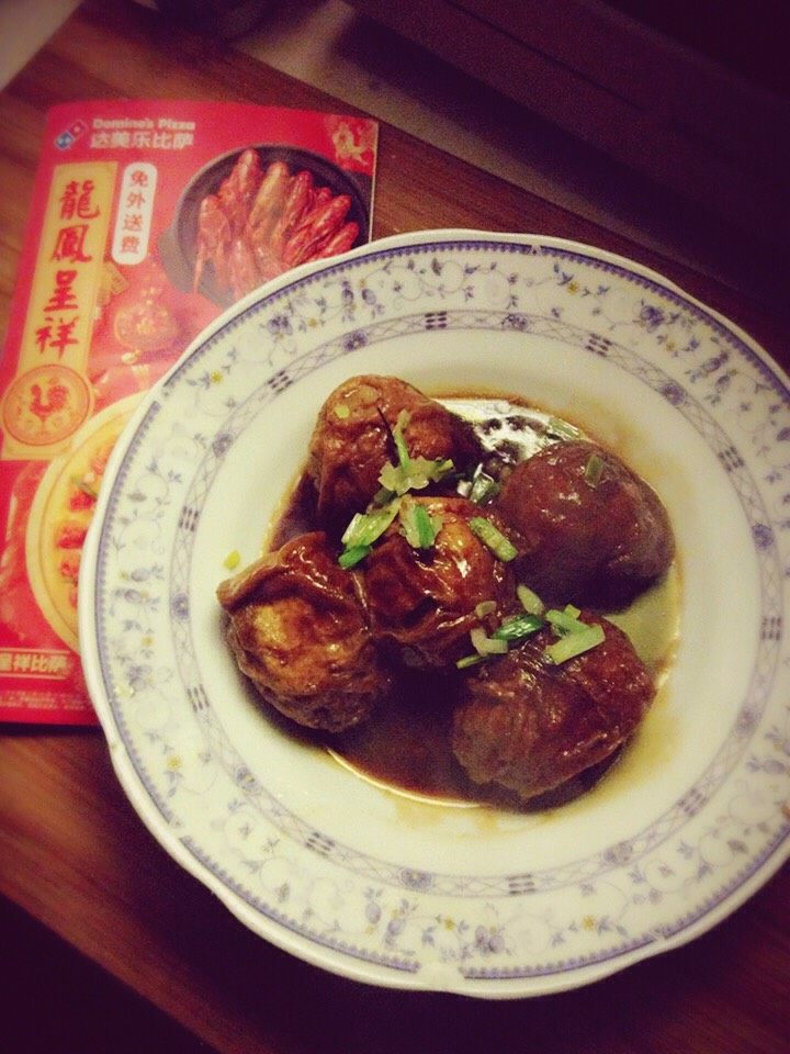 油面筋塞肉,最后酱汁浓稠变少,起锅摆盘,上面撒上前面爆炒的葱花