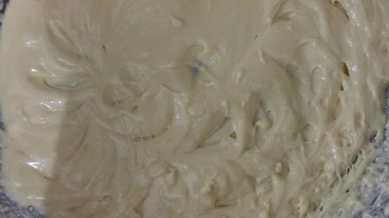 酸奶蓝莓玛芬蛋糕,加入香精油8滴(可用小勺添加一勺)继续打发,打至细腻有纹路