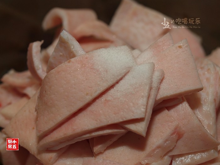 肉皮冻:秋季补水美颜的首选,将猪肉用盐搓洗干净。