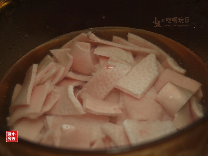 肉皮冻:秋季补水美颜的首选,猪皮冷水下锅,煮开。