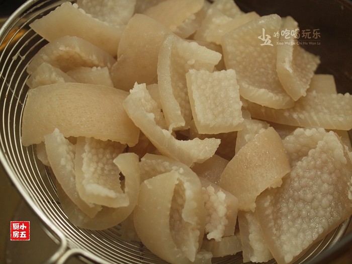 肉皮冻:秋季补水美颜的首选,将猪皮捞出后用清水冲净猪皮表面的浮沫并沥干。