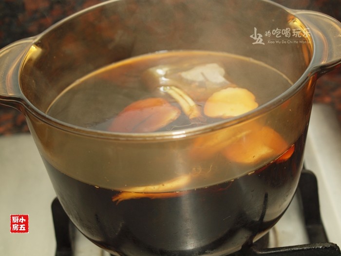 肉皮冻:秋季补水美颜的首选,煮开的水中,加入酱料。