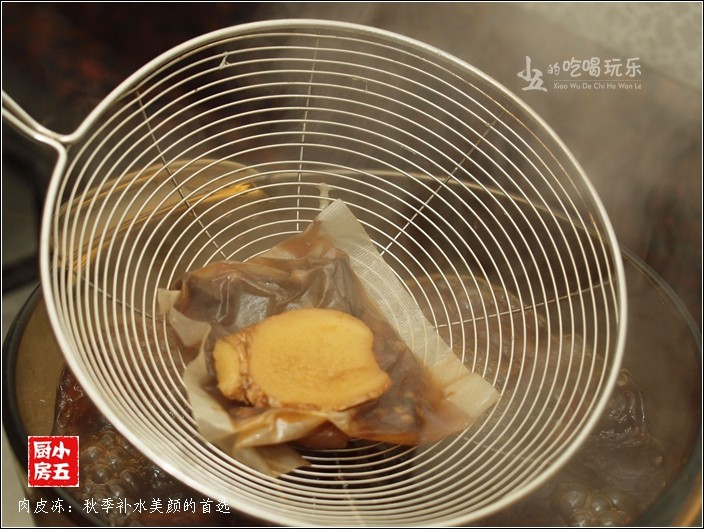 肉皮冻:秋季补水美颜的首选,捞出葱姜和香料包。